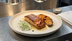 Łosoś z piekarnika z batatami i mizerią – prosty obiad, który zawsze wychodzi